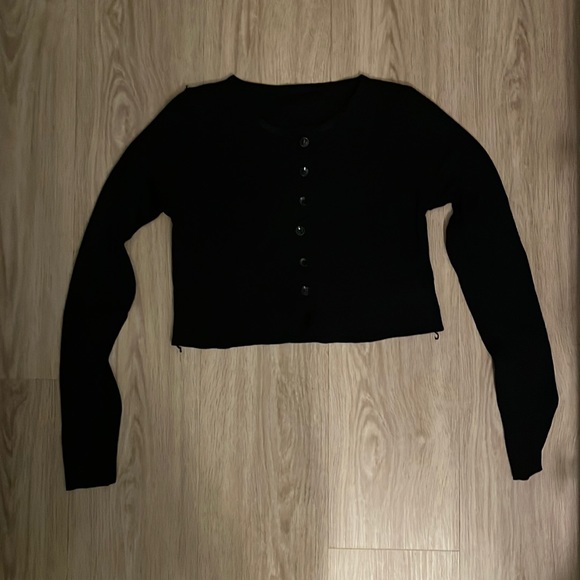 Sweaters - Black cropped button sweater